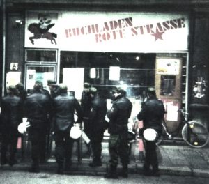 »Polizeistaatsbesuch«: Szene vor dem Buchladen Rote Straße in Göttingen (© Buchladen Rote Straße, Göttingen) 