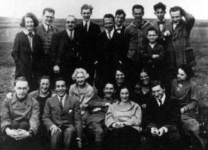 Gruppenfoto der Teilnehmer der »Ersten marxististischen Arbeitswoche« 1923 - Friedrich Pollock (obere Reihe, 2. von links), Georg Lukács (obere Reihe, 4. von links), Felix Weil (obere Reihe, 2. von rechts).