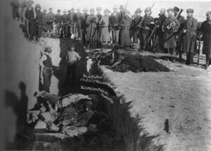 Soldiers at a burial for the dead at Wounded Knee, South Dakota, c. 1891.jpg|thumb|Soldiers at a burial for the dead at Wounded Knee, South Dakota, c. 1891